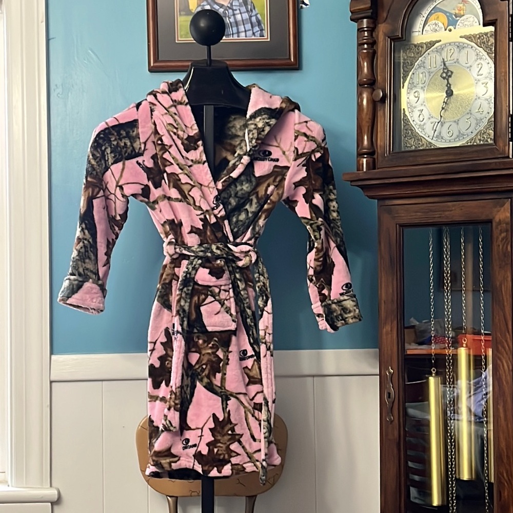 BASS PRO SHOPS OUTDOOR KIDS Mossy Oaks plush pink camo bathrobe, hooded